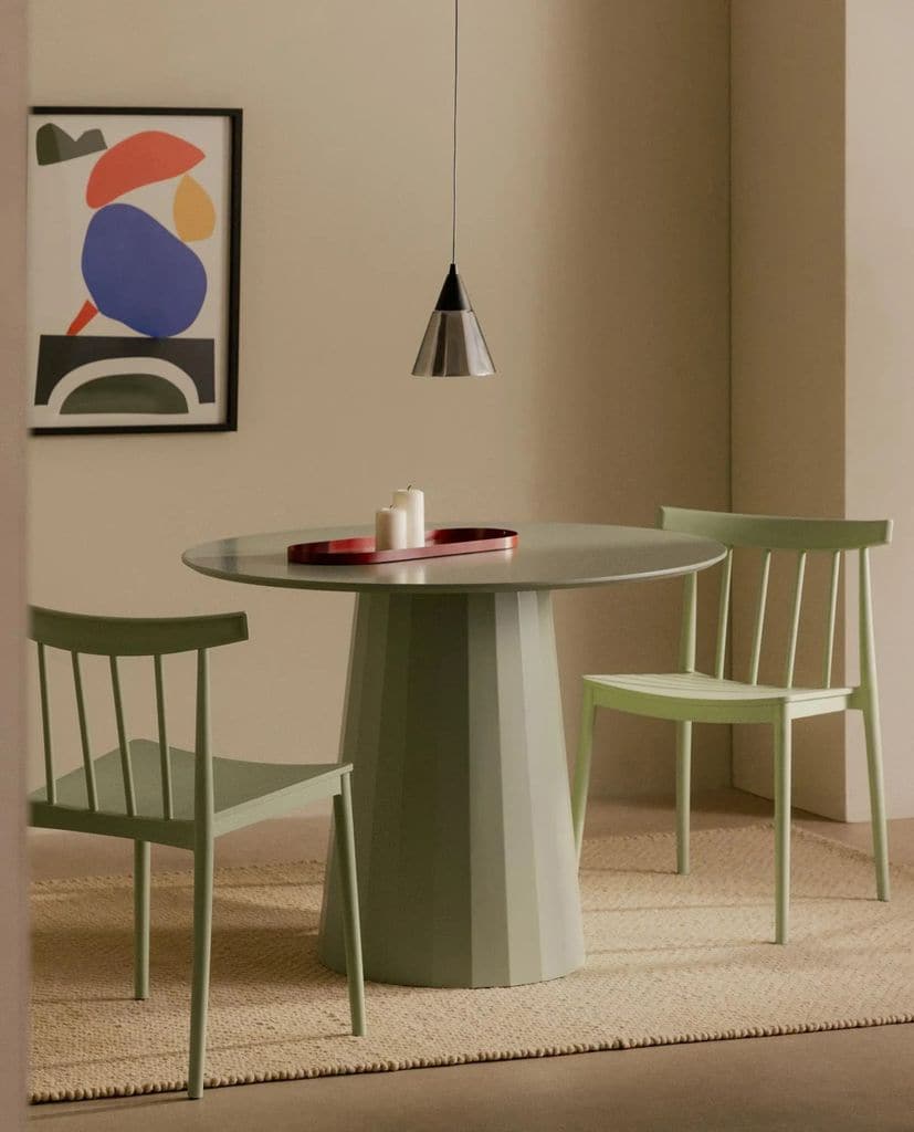 Mesa de comedor verde con sillas a juego