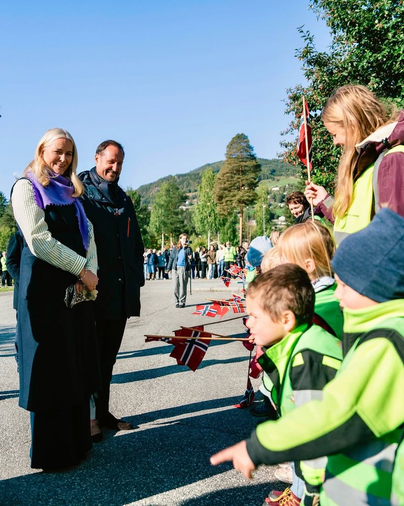 Los príncipes Haakon y Mette-Marit durante su viaje oficial de tres días por el valle de Hallingdal, septiembre de 2025