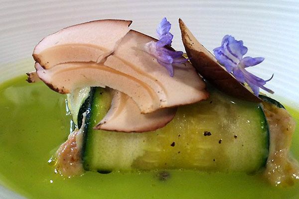 Saludable plato de raviolis de calabacín con hongos y foie, en 'Venta Moncalvillo'. 
