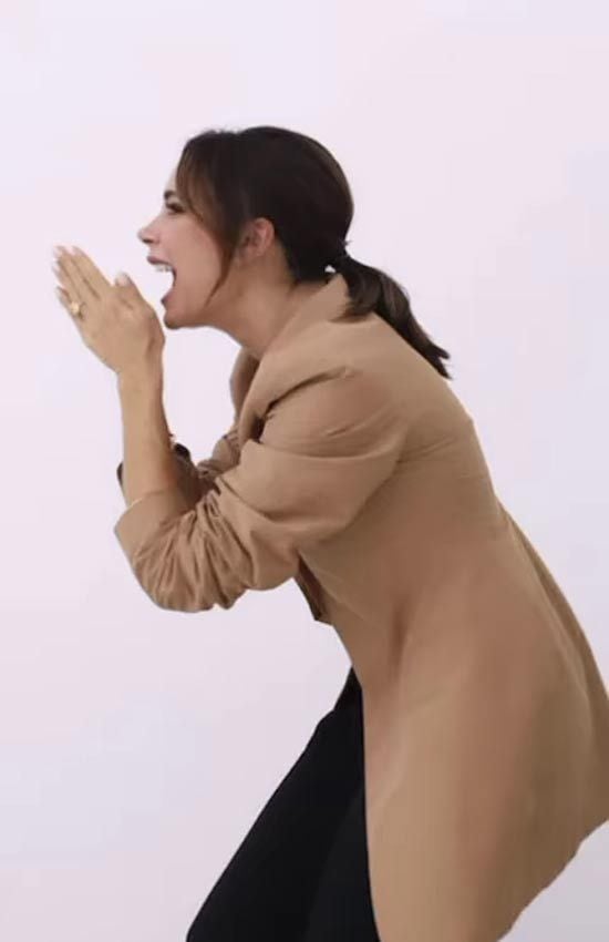 Victoria Beckham riéndose