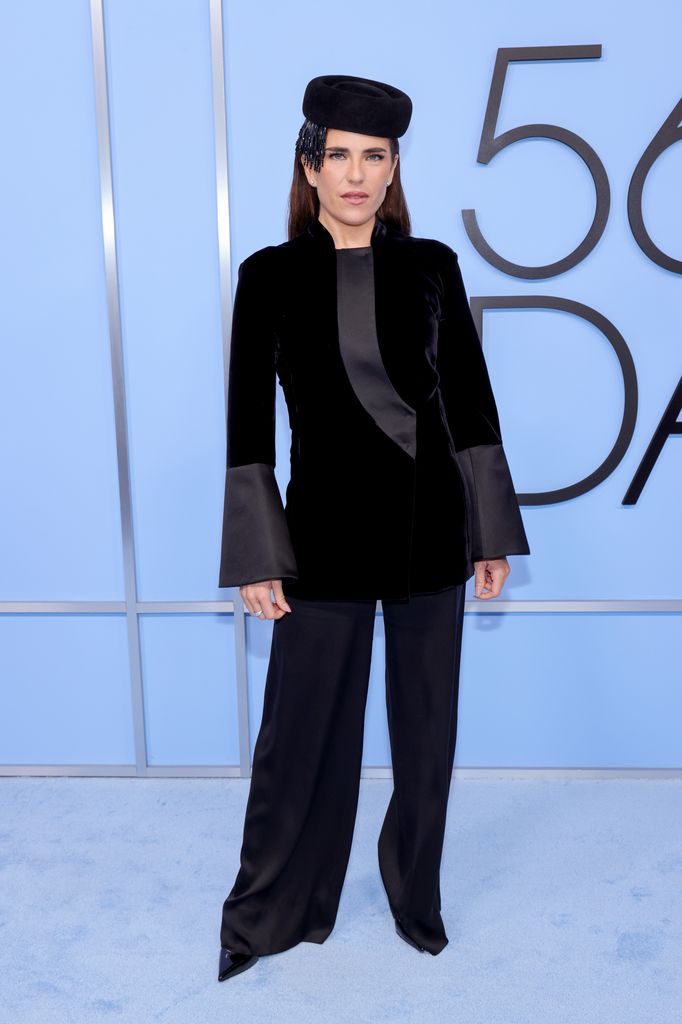 Karla Souza viste un traje Armani con un sombrero Esant.