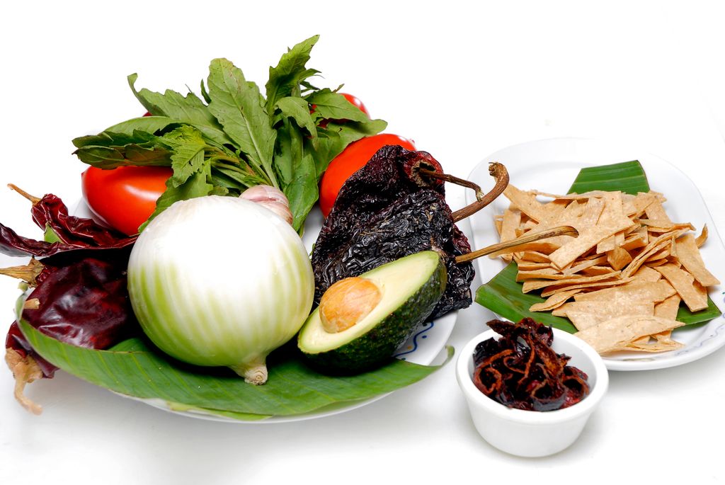 Entre los ingredientes de esta sopa están las tortillas, el chile, el epazote, el aguacate y el cilantro.