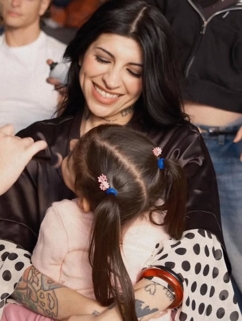 Cazzu y su hija Inti.