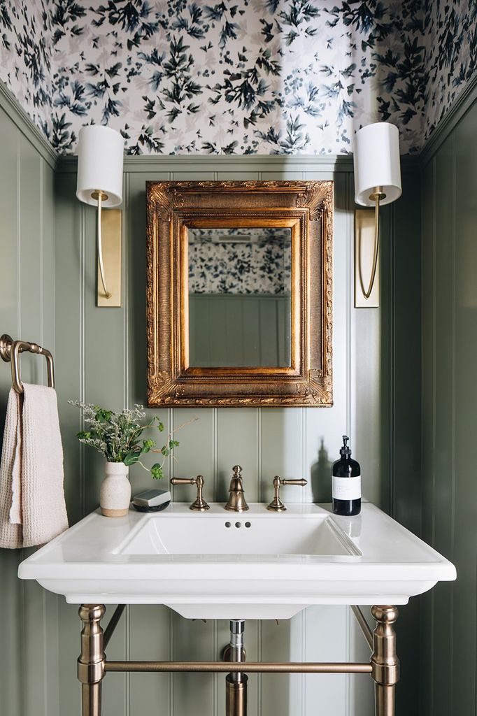 Baño con friso de madera