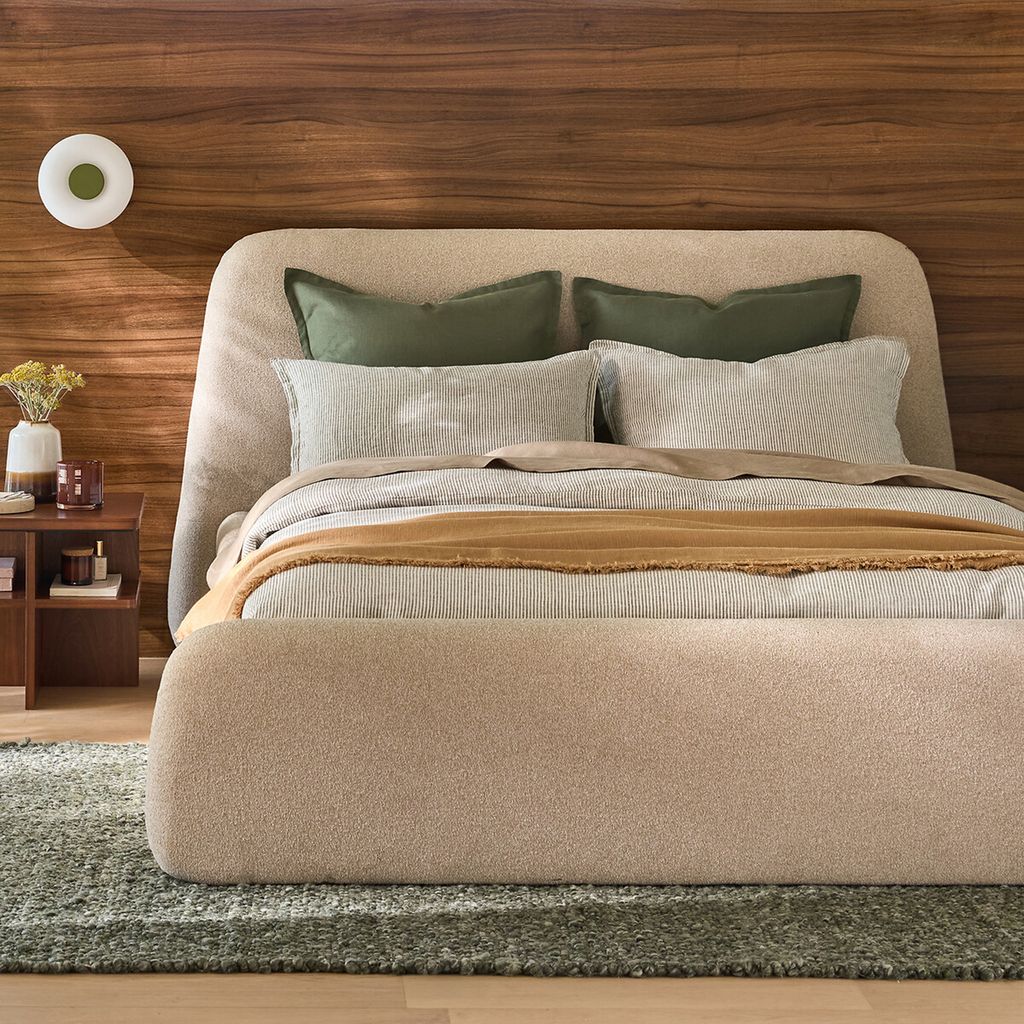 Cama tapizada en color beis