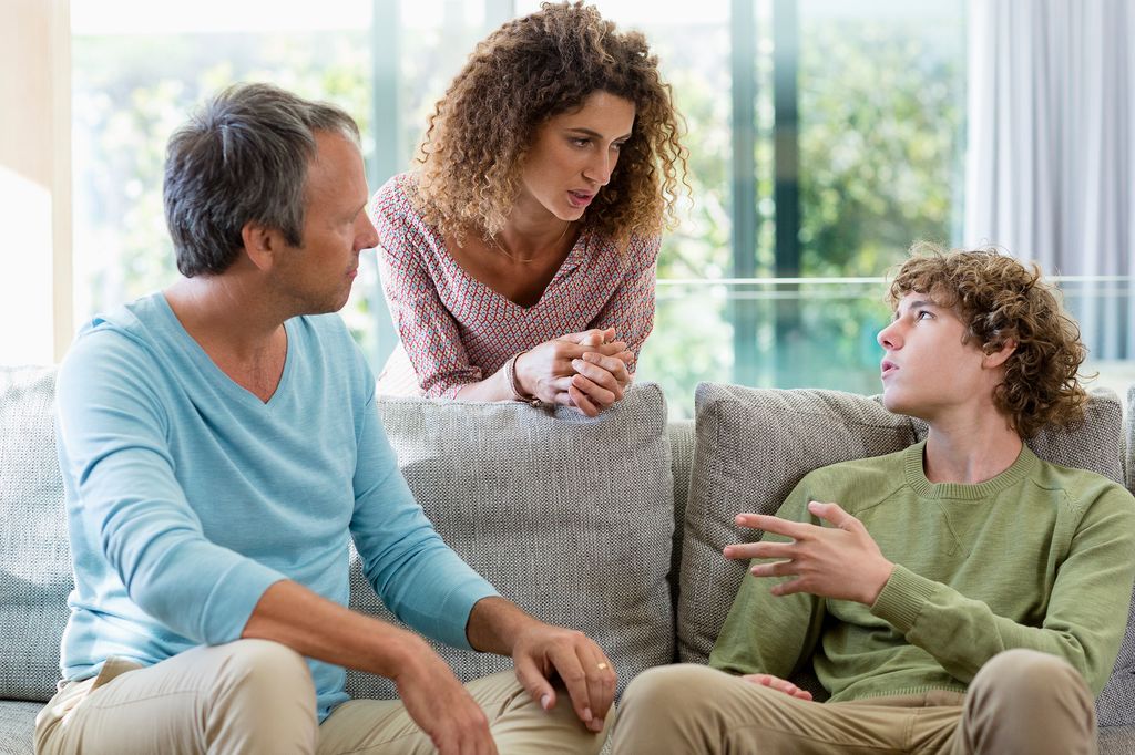 Padres hablan con adolescente
