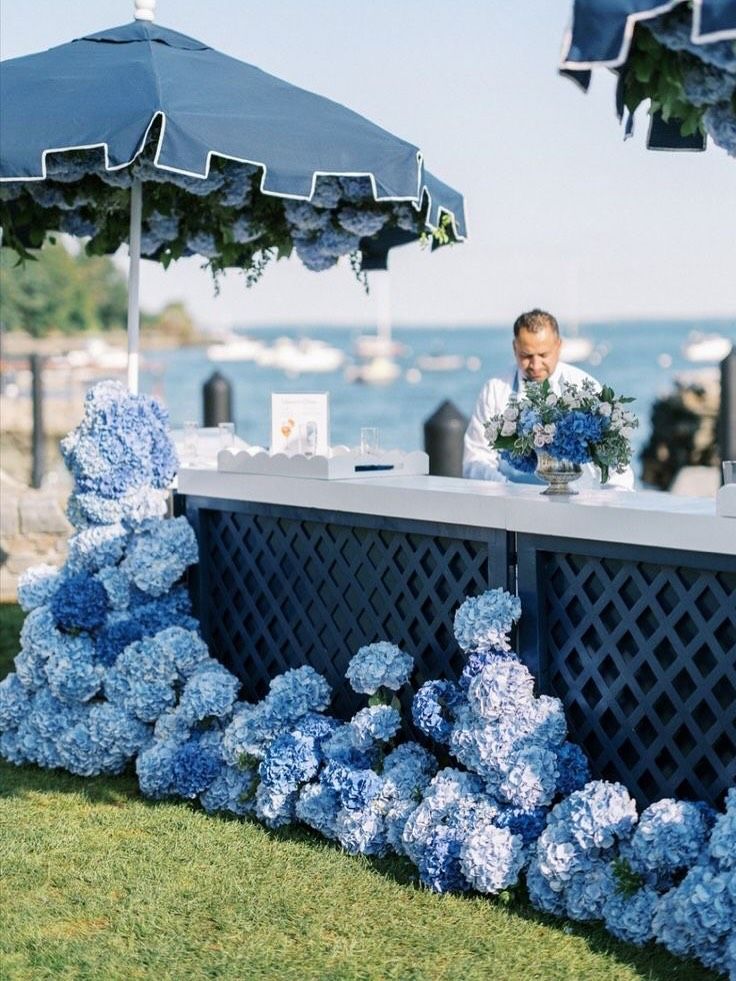 Decoración barra de aperitivo para bodas sombrillas y hortensias