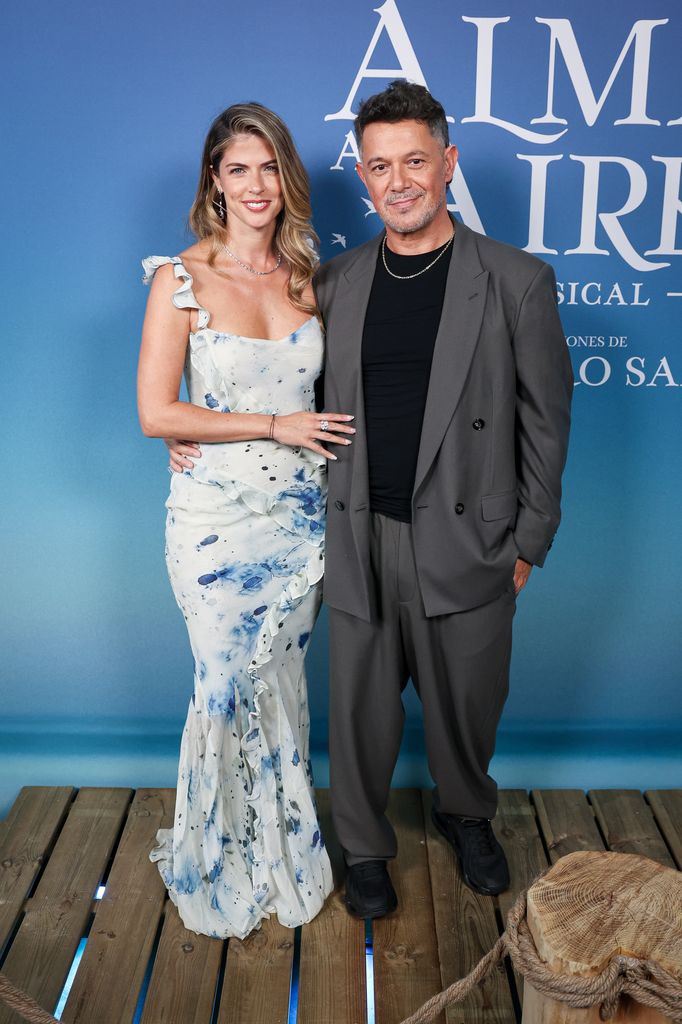 Alejandro Sanz con su novia Stephany Cayo, en la premier de 'El alma Al Aire' en Madrid, España. 