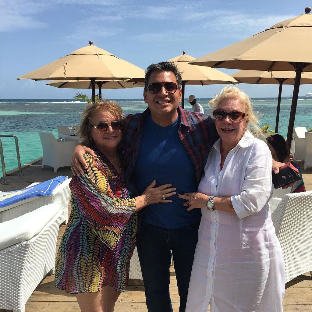 Daniel Sarcos con su mamá y su tía
