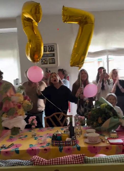Su círculo más íntimo le sorprende con un desayuno sorpresa que le ha hecho llorar
