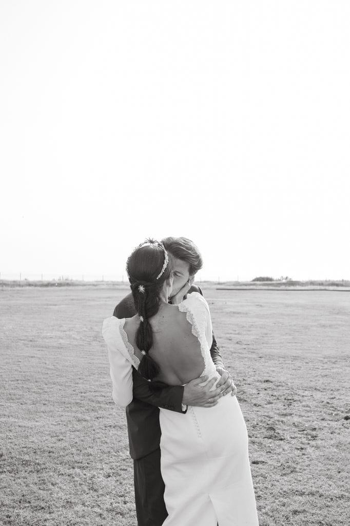 Vestido de novia sencillo Franc Sarabia con escote en la espalda