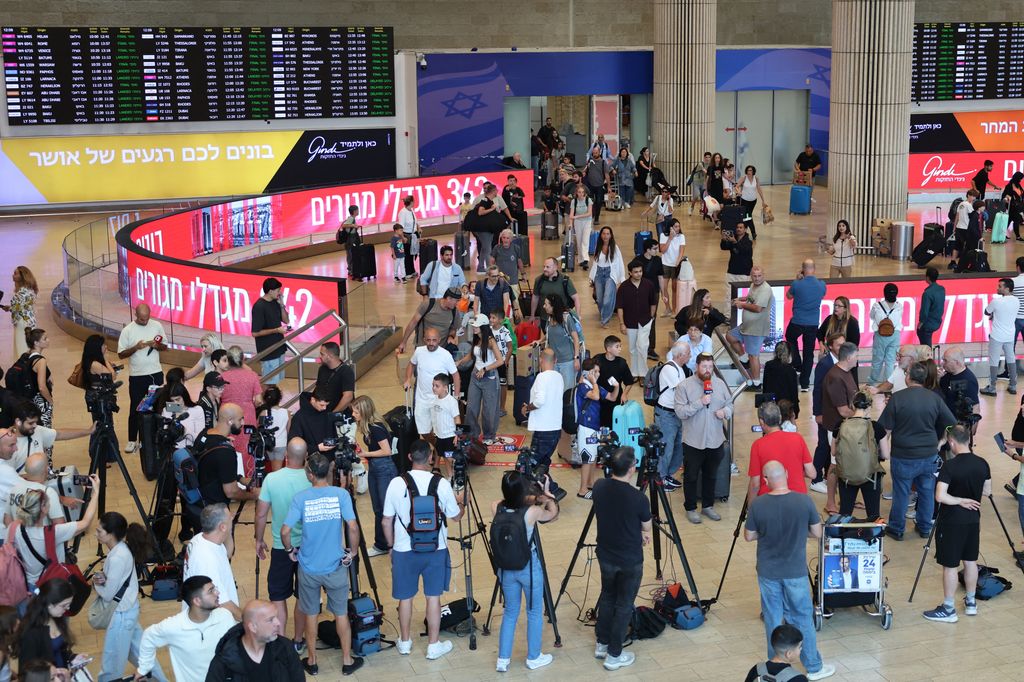 Prensa y pasajeros se congregan en el aeropuerto Ben Gurion, cerca de Tel Aviv, este 30 de septiembre de 2026