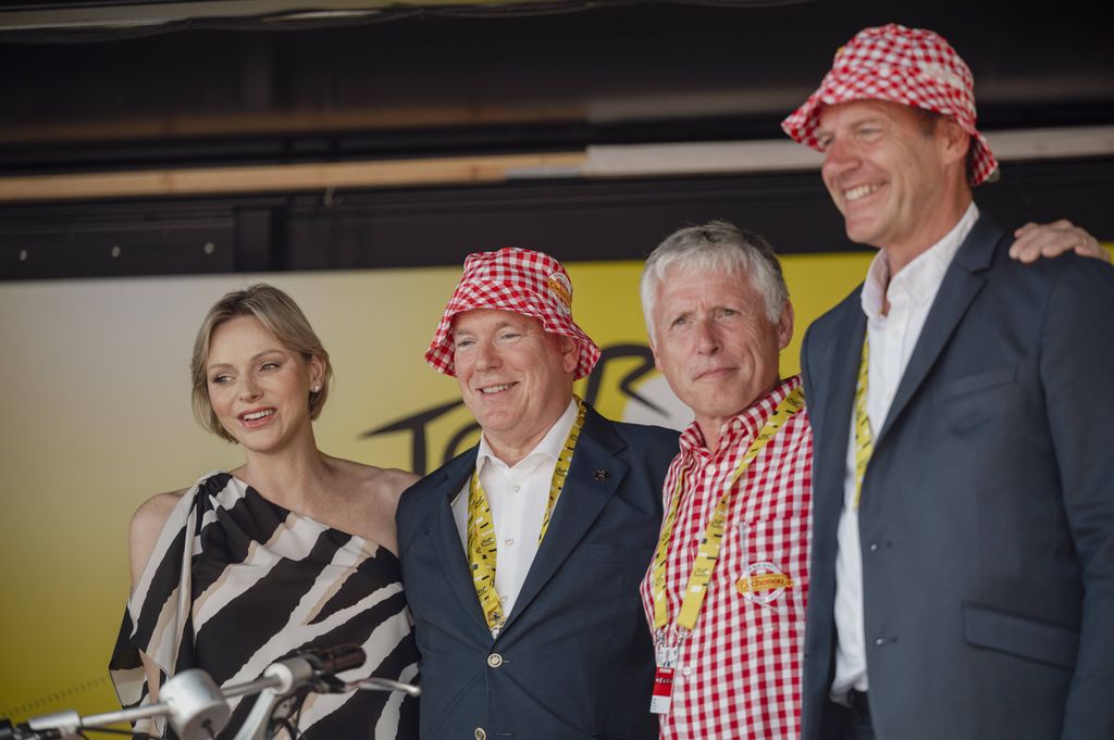 Alberto y Charlene de Mónaco en una etapa del tour de Francia el 21 de julio de 2024