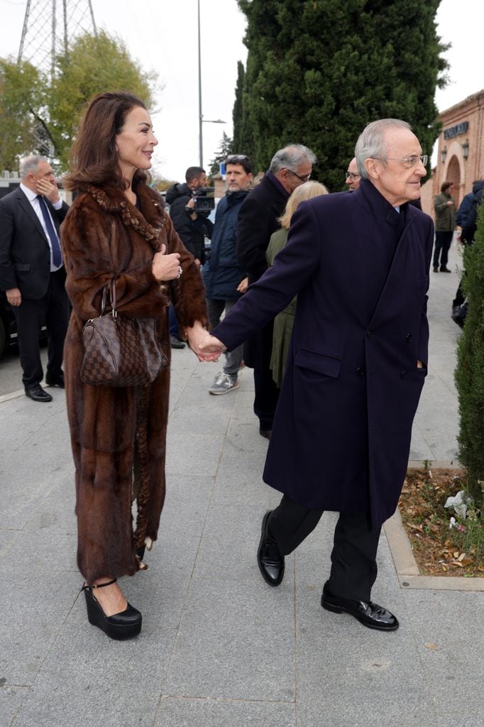 Silvia Gómez-Cuétara y Florentino Pérez se saludan cariñosamente 