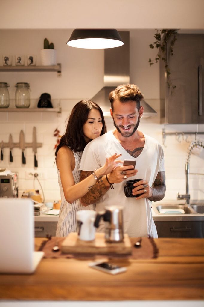 pareja cocina