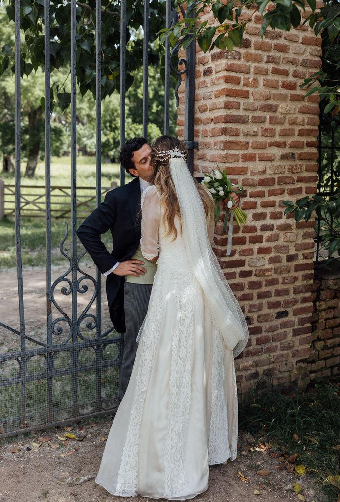 Boda de Lola con look de novia de su madre encaje