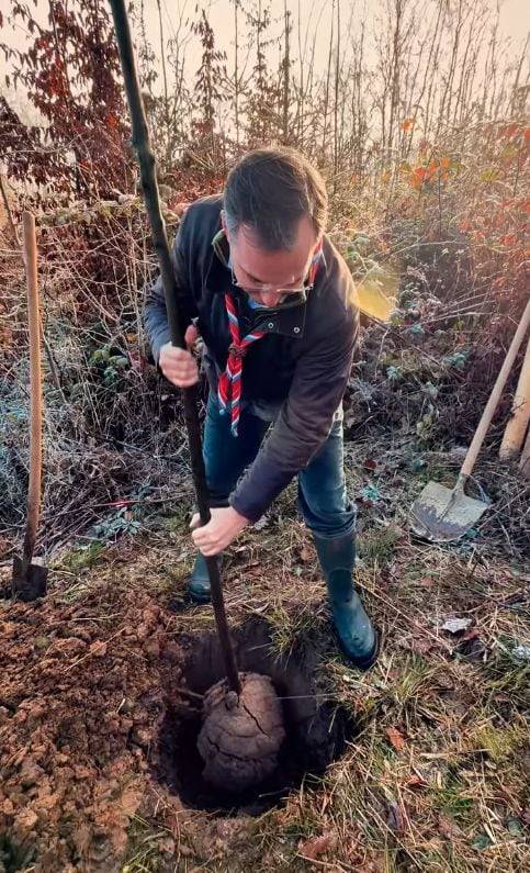 El gran duque Guillermo planta un roble para cumplir con un reto viral
