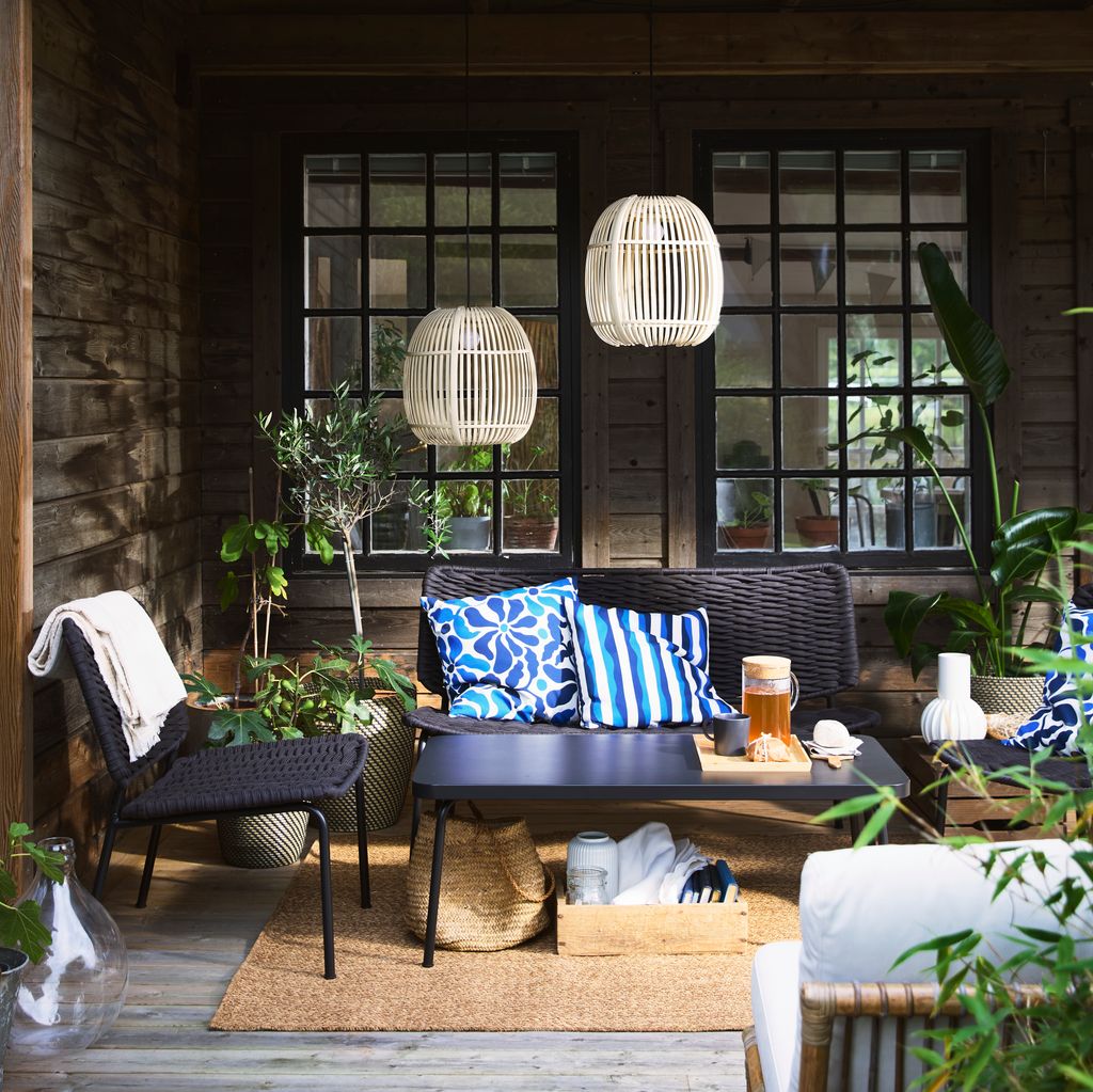 Terraza con muebles negros y textiles azules