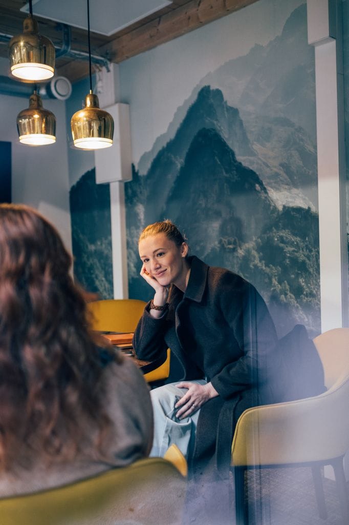 Qué significa que siempre rellenes los silencios