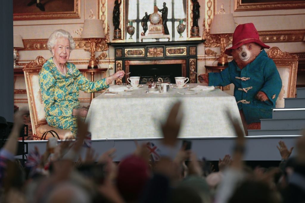 La reina Isabel II tomando una taza de té con el oso Paddington en 2022
