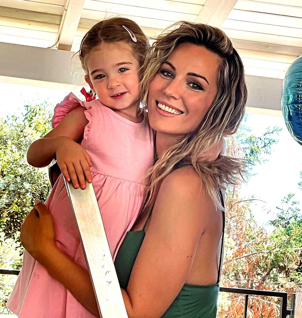 Plano medio de Edurne con su hija Yanay en un cumpleaños