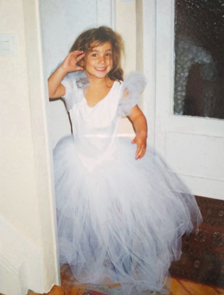 María Pombo, de pequeña, vestida de princesa