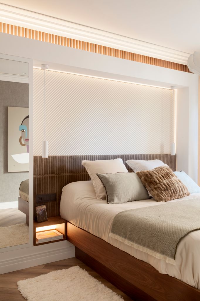 Dormitorio con cama a medida.