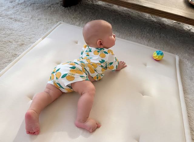 "El mejor cumpleaños de mi vida so far", escribe Úrsula Corberó junto a esta foto de su hijo Dante