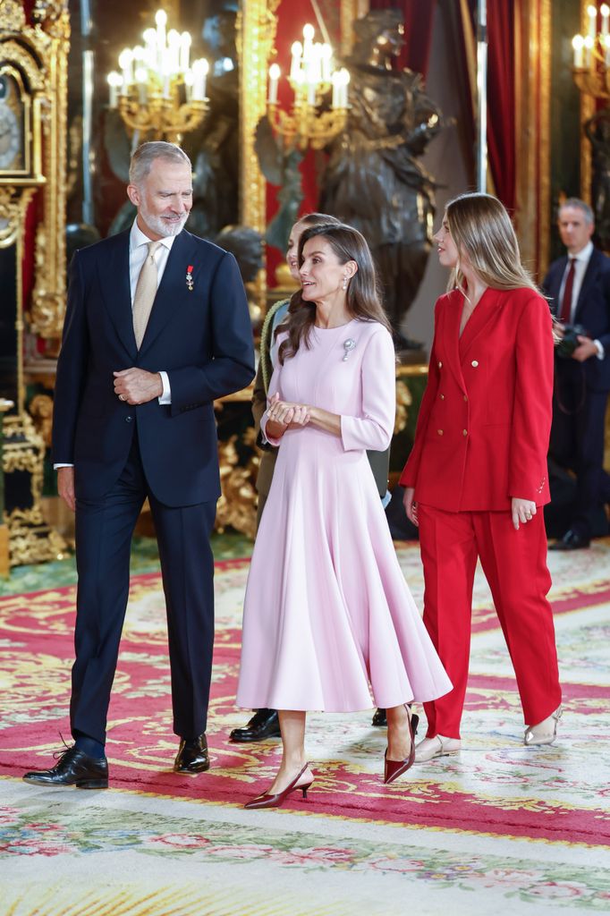 La reina Letizia en el Día de la Hispanidad al llegar a la recepción en Palacio