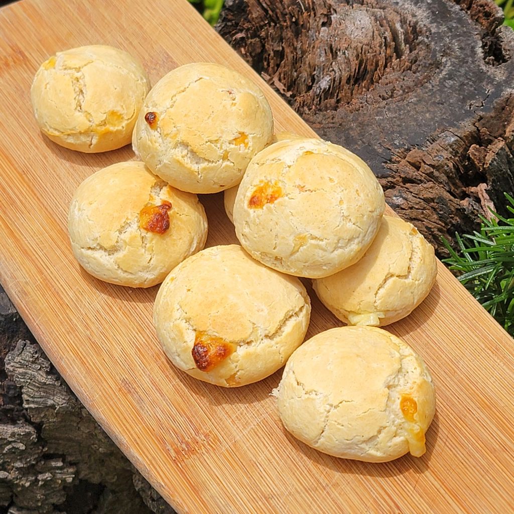 El pan de yuca se elabora con almidón de yuca (tapioca), lo que lo hace naturalmente sin gluten.