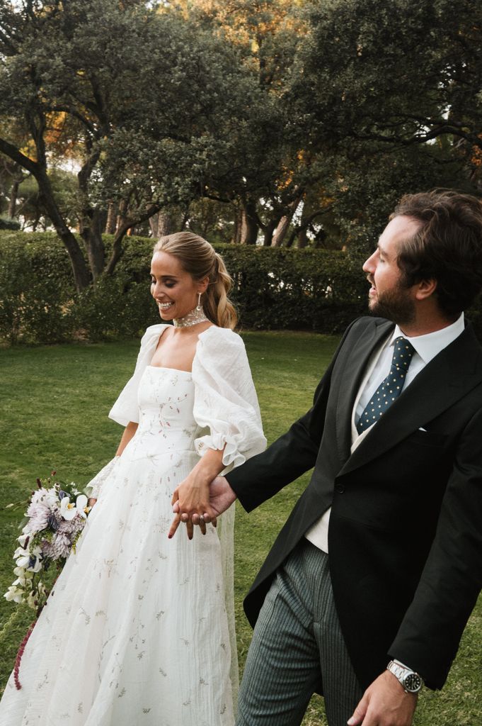 Vestido de novia de flores y choker de lentejuelas con capa