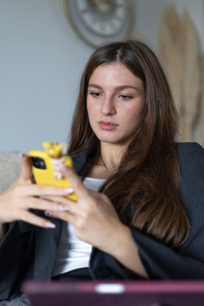 chica escribiendo movil