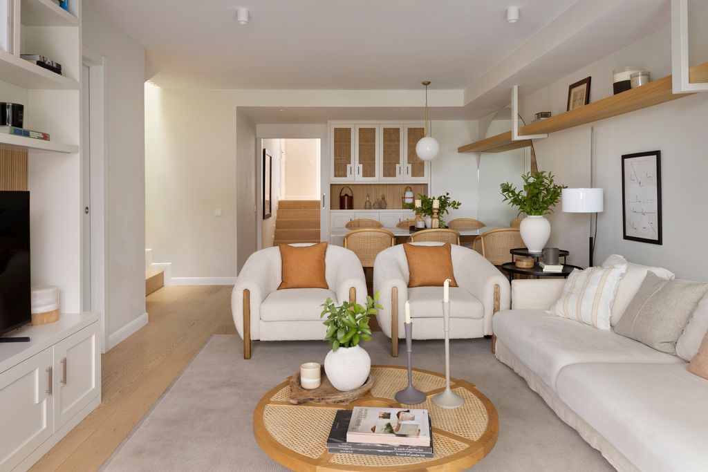 Salón en blanco y arena con plantas.