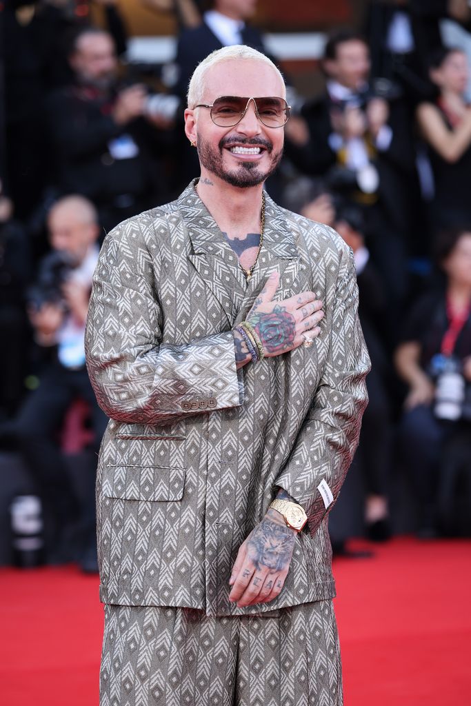 J Balvin se robó los reflectores en la alfombra roja por su costoso reloj.