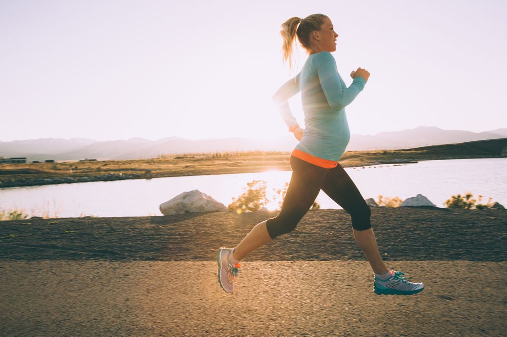 Mujer embarazada haciendo footing