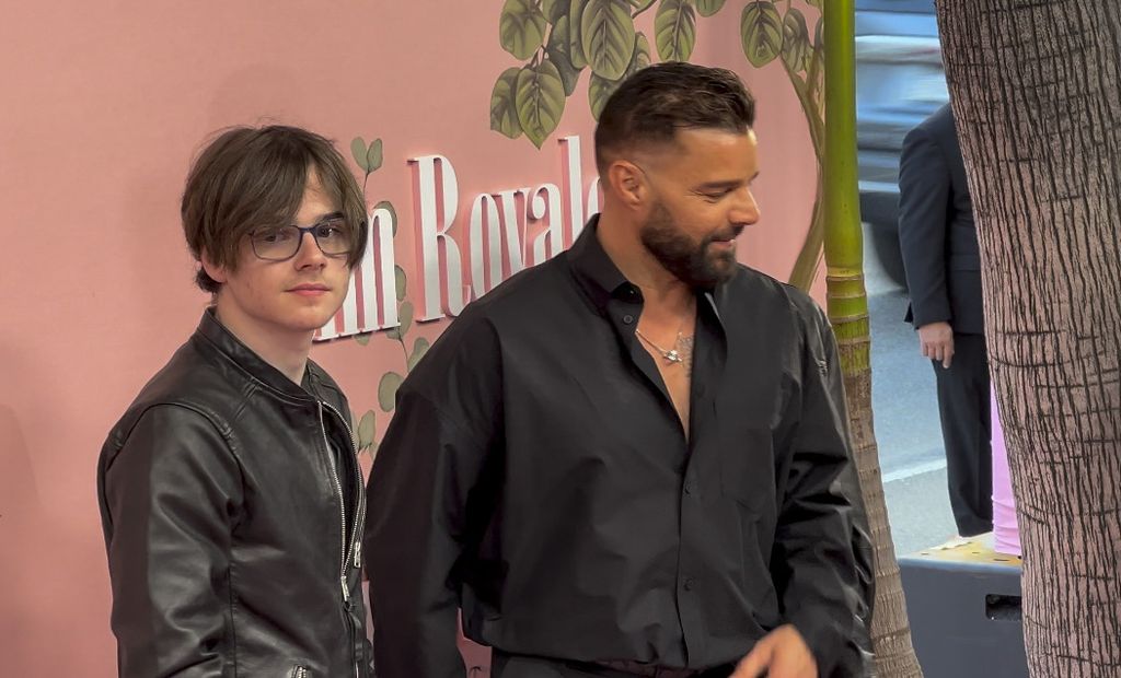 Ricky Martin llevó a sus dos hijos, los gemelos Matteo y Valentino, al estreno de Palm Royale, en marzo de 2024 en Los Ángeles.