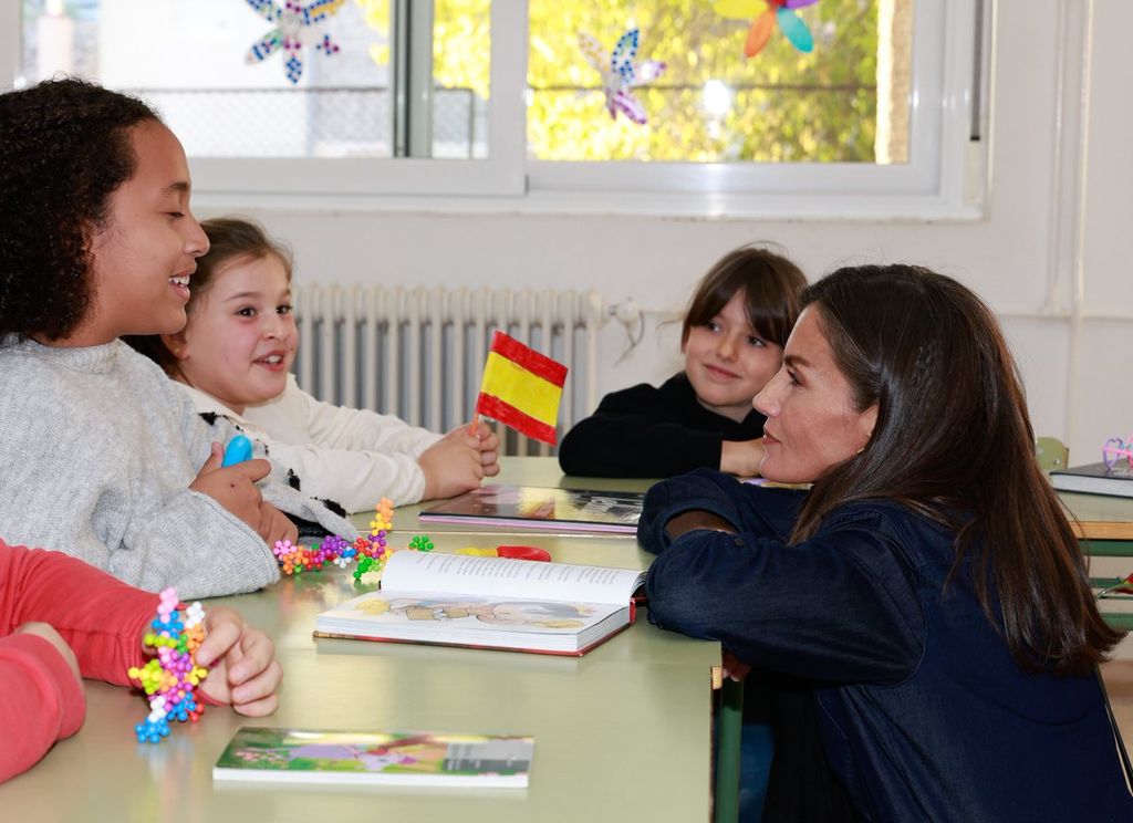 Plano medio de la Reina Letizia hablando con algunas alumnas del colegio