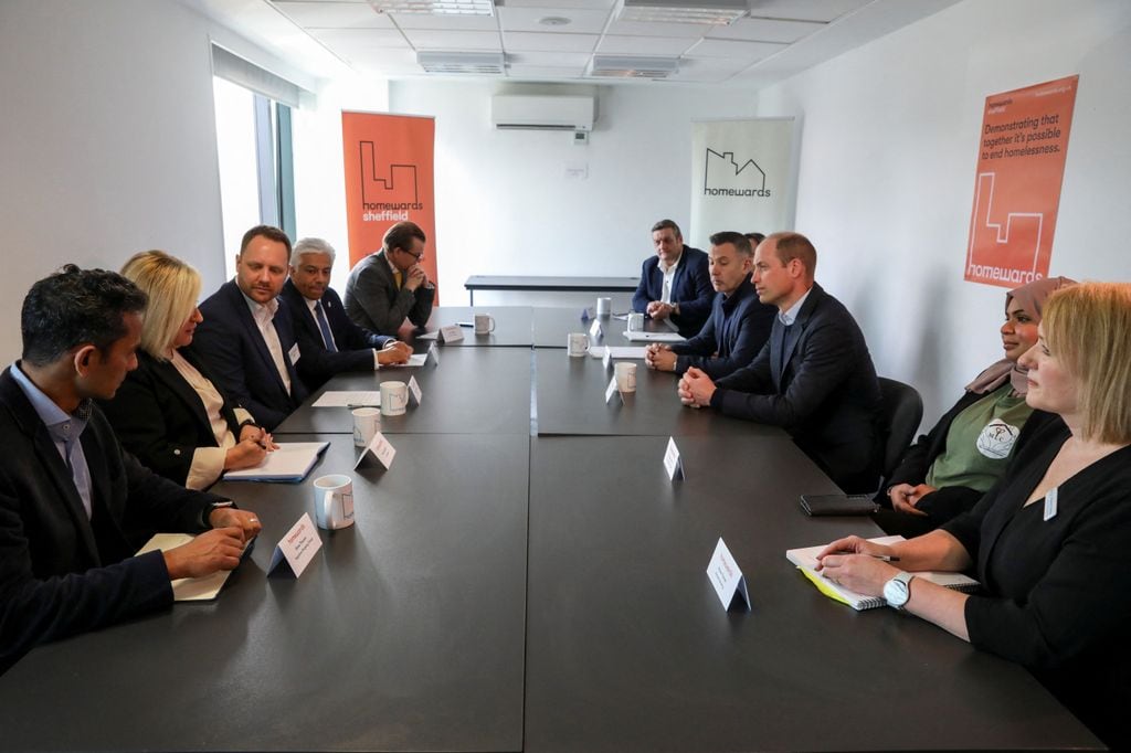 El príncipe Guillermo visita un taller de vivienda para debatir soluciones de apoyo a familias locales en riesgo de quedarse sin hogar el 19 de marzo de 2024 en Sheffield, Inglaterra
