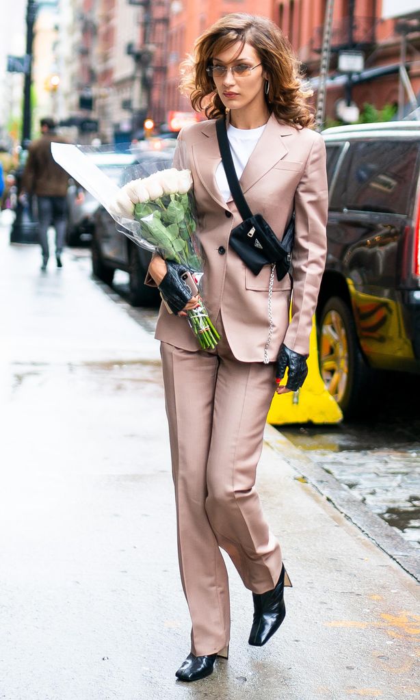 bella hadid con traje sastre y guantes de cuero