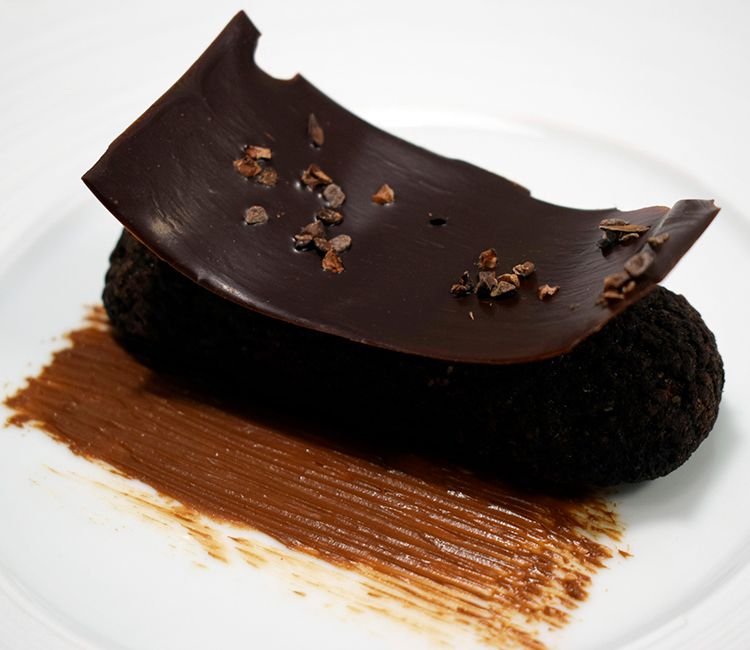 Eclair de chocolate y fresón con vinagre