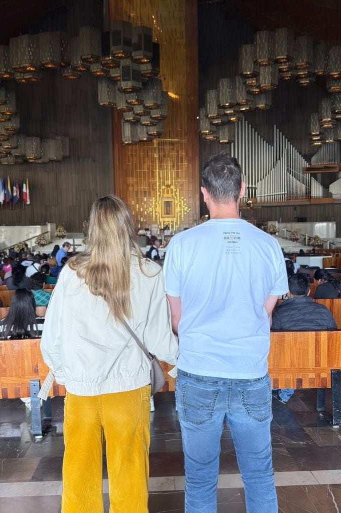 Tras su boda espiritual en la playa, los recién casados acudieron a dar gracias a la Virgen de Guadalupe por su amor.
