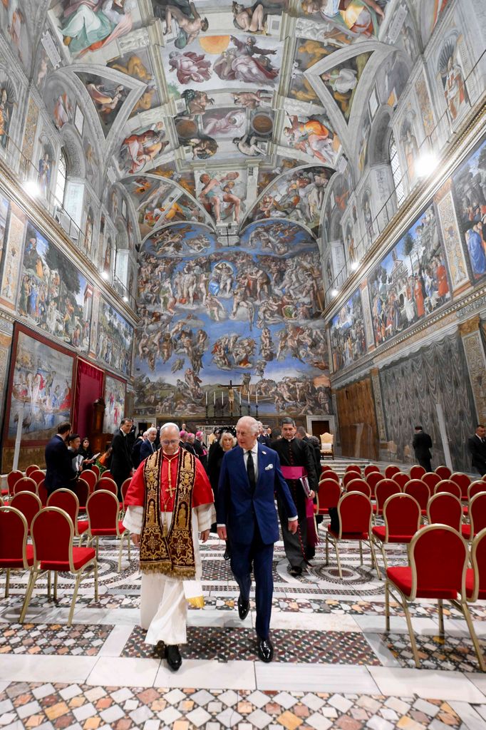 El papa León XVI y el rey Carlos III en un un servicio religioso en la Capilla Sixtina del Palacio Apostólico, el 23 de octubre de 2025. en la Ciudad del Vaticano.