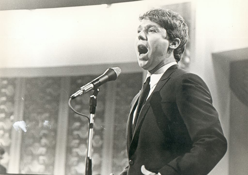 El cantante Raphael cantando en el festival de Eurovisión en 1967