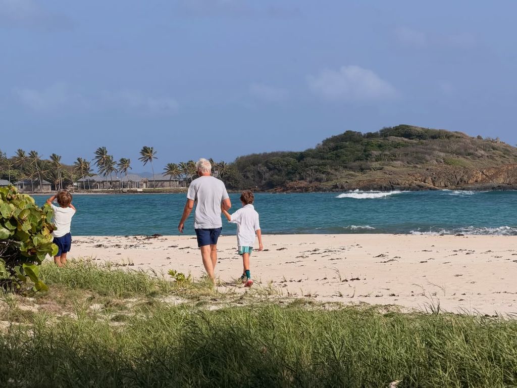 Richard Gere pasea por la playa junto a Alexander y James durante esta escapada familiar, un paréntesis en mitad del rodaje de su nueva película, 'Asymmetry'