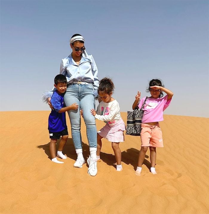 Georgina Rodriguez posa en el desierto con sus hijos