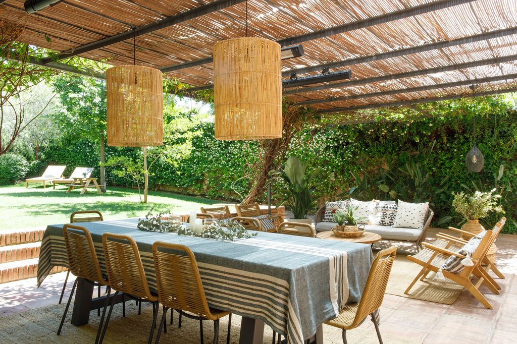 Jardín con pérgola de aluminio con cañizo.