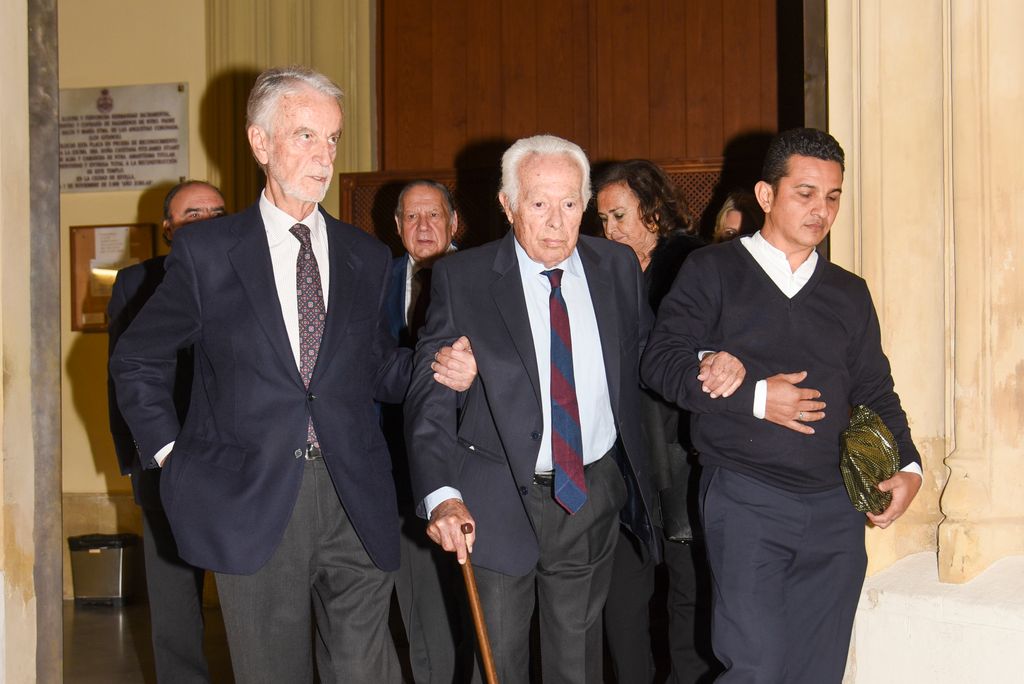 Plano medio de Curro Romero llegando al evento