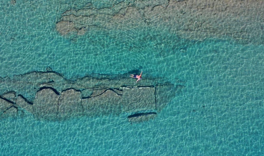 Persona bañándose en el mar
