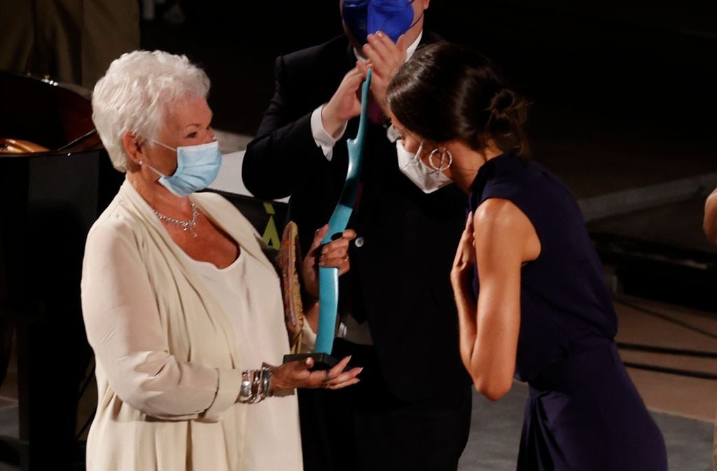 Judi Dench recoge un premio de cine en Mallorca de manos de la reina Letizia en 2021