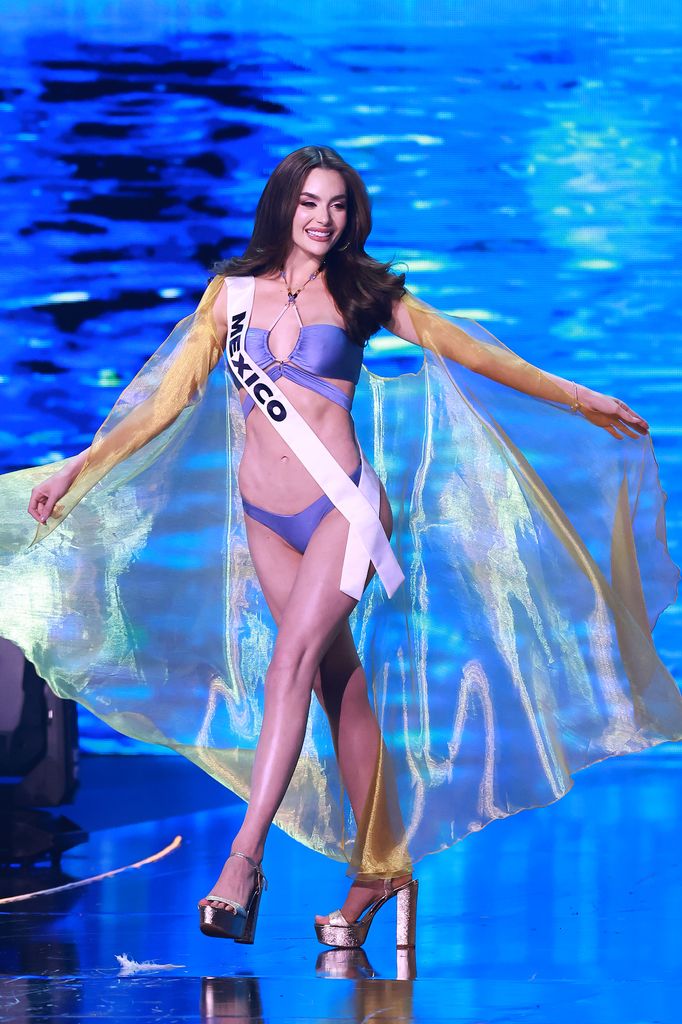 Plano entero de Maria Fernanda Beltran, Miss Mexico, en el escenario